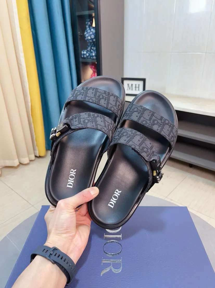 Men's Men's Shoes 💰320🌸🌸Dior Aqua Men's Sandals Slippers. Showcasing Dior haute couture design. The Dior gray suede strap is accented with an aluminum Dior buckle for added style. Paired with a comfortable tonal notch sole, they pair easily with shorts or jeans for a sophisticated look. Main body: suede cow leather, technical fabric lining: cow leather, with adjustable straps, aluminum Dior buckle, Dior gray EVA insole, tonal notch rubber outsole splicing structure👌👌size: 38-44 (45.46 customized)